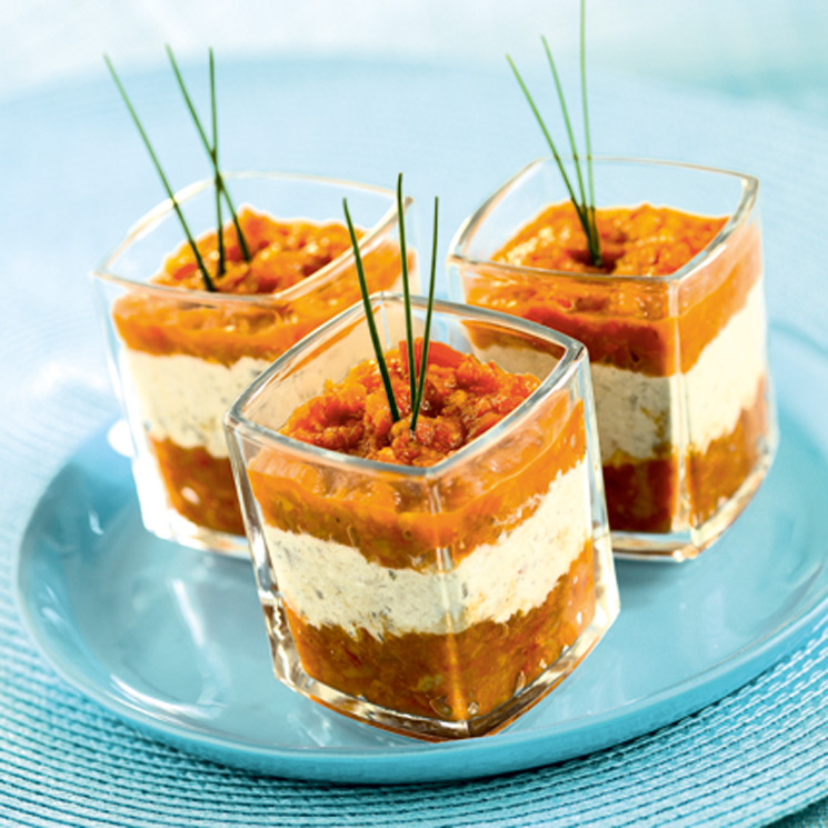 Mousse de queso y sardinas en aceite con puré de tomate