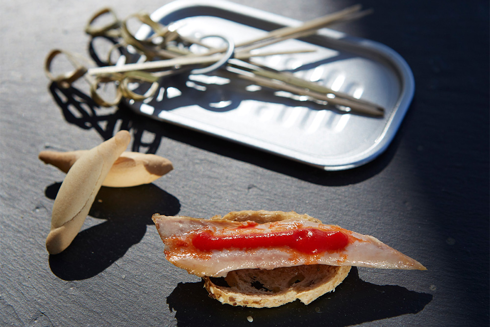 Tosta de ventresca con pimiento de piquillo